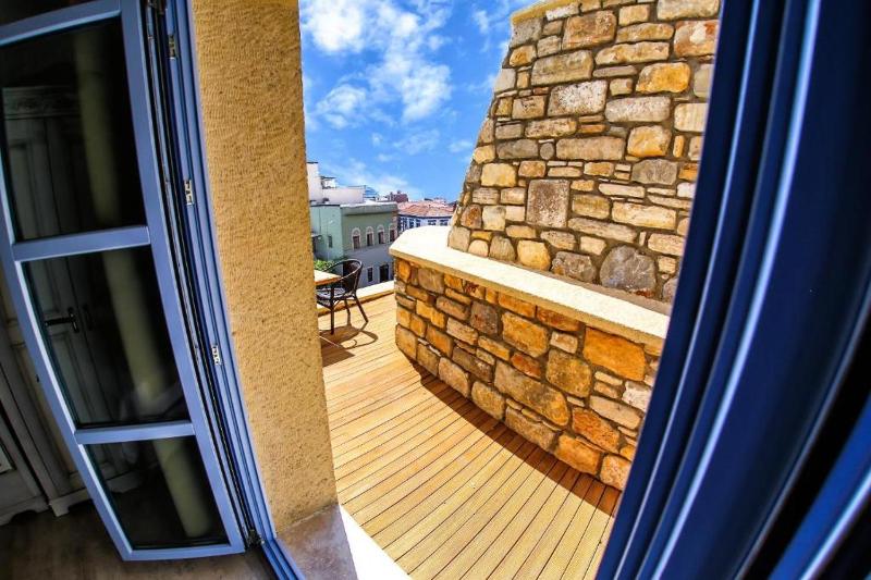 Deluxe Double Room with Balcony and Sea View image 3