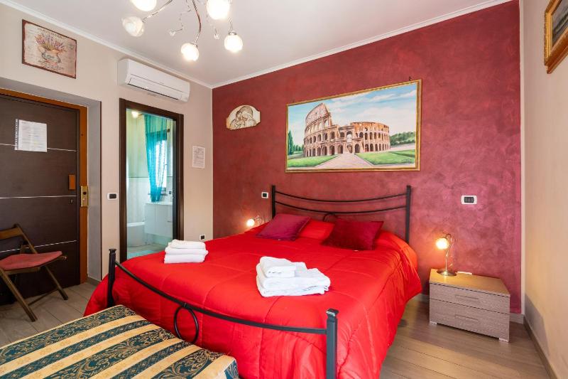 Queen Room with Balcony image 3