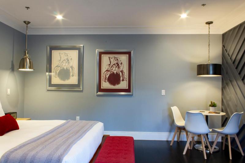 Standard King Room image 4