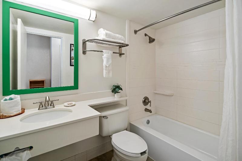 King Room with King Bed and Balcony - Bayfront/Non-Smoking image 2