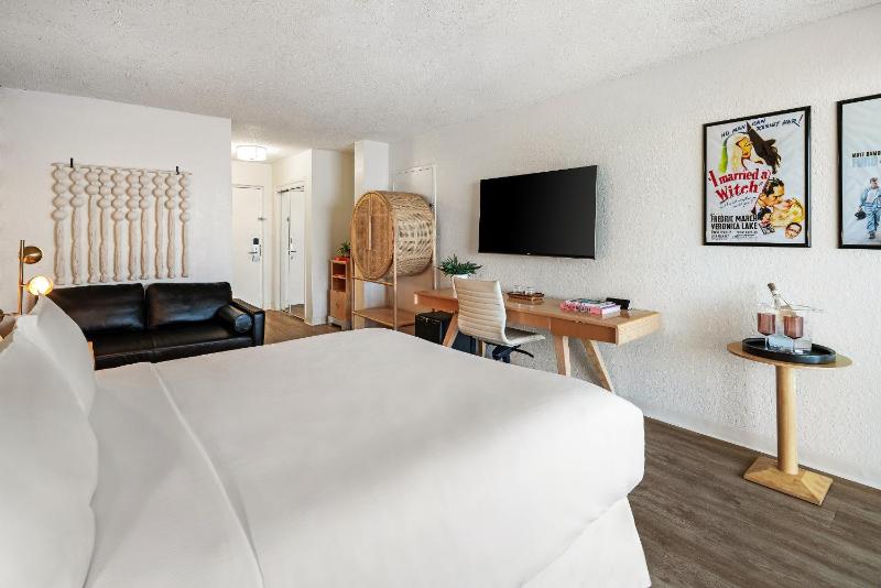 King Room with King Bed and Balcony - Bayfront/Non-Smoking image 4