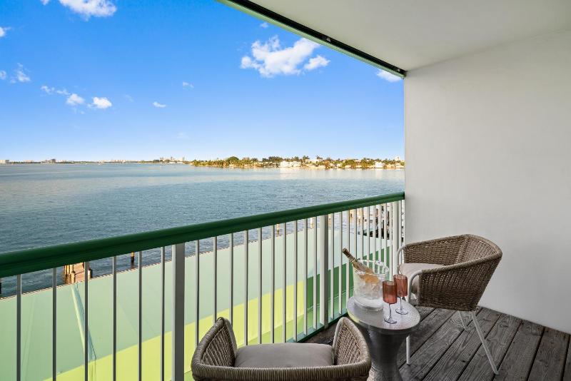 King Room with King Bed and Balcony - Bayfront/Non-Smoking image 3