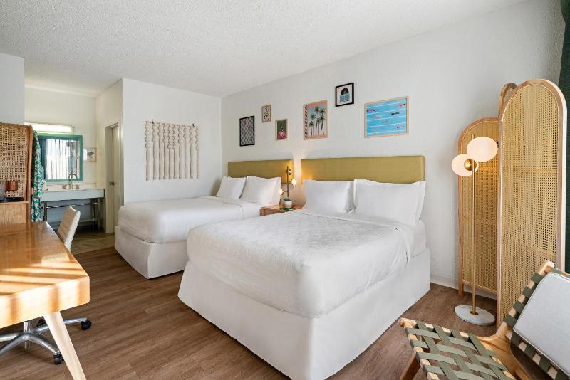 Quadruple Room with Two Double Beds - Non-Smoking image 3