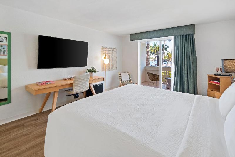 King Room with King Bed and Balcony - Non-Smoking image 3