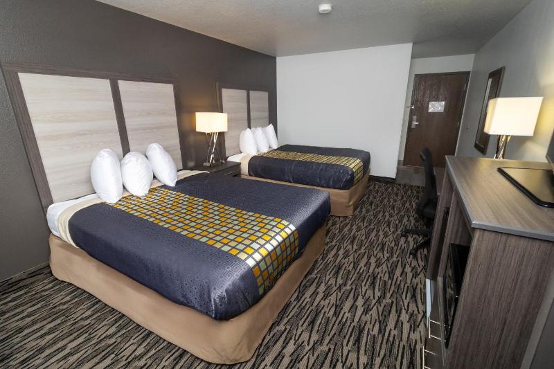 Queen Room with Two Queen Beds image 4