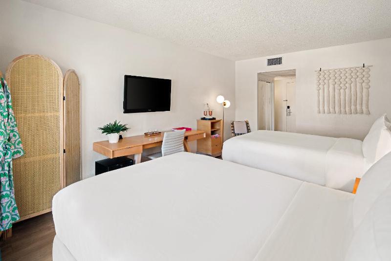 Quadruple Room with Queen Bed and Balcony - Non-Smoking image 4