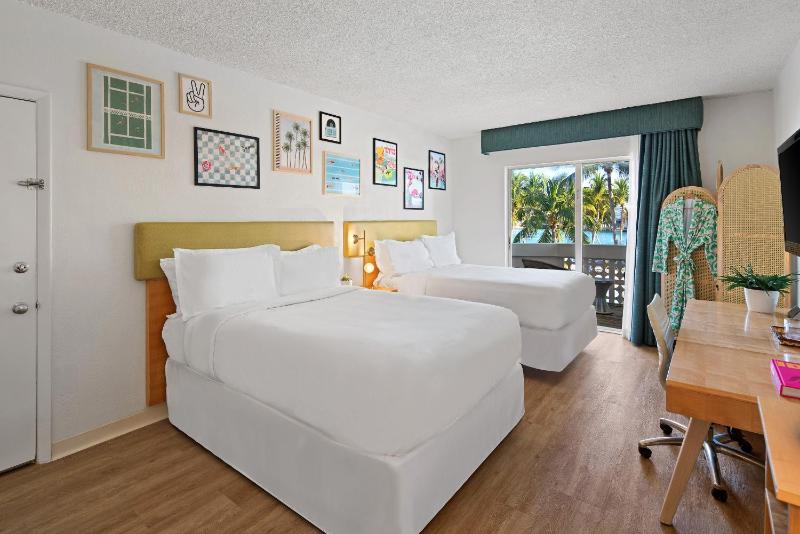 Quadruple Room with Queen Bed and Balcony - Non-Smoking image 3
