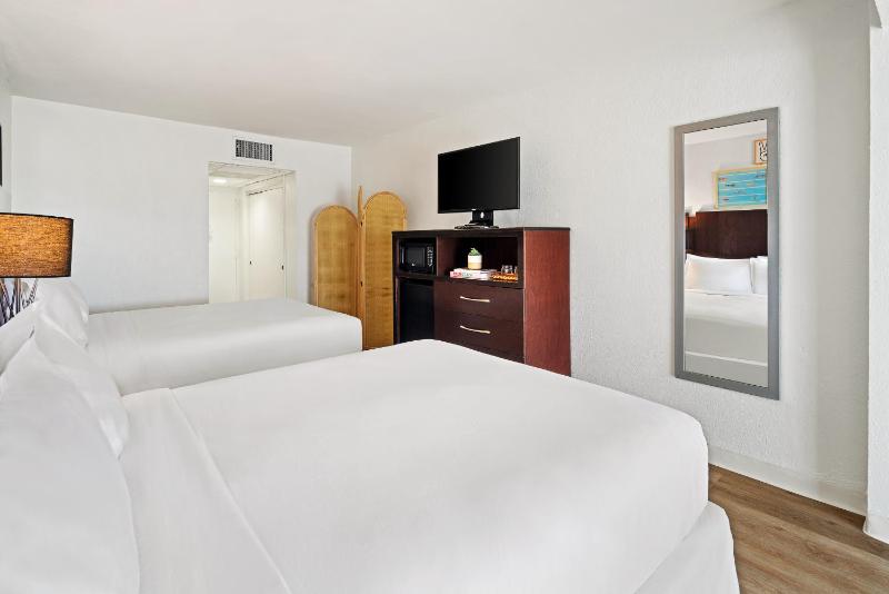 Studio with Queen Bed - Non-Smoking image 4