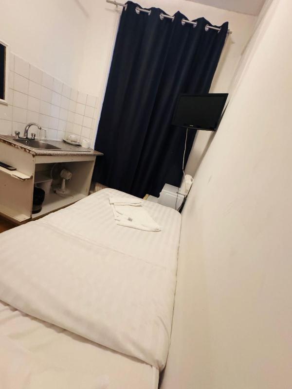 Single Room with Shared Bathroom image 3