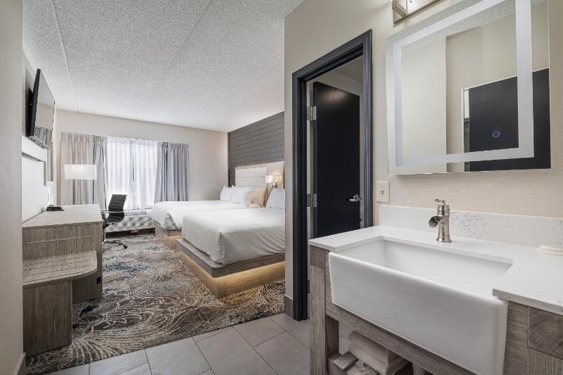 Queen Room with Two Queen Beds - Non-Smoking image 1