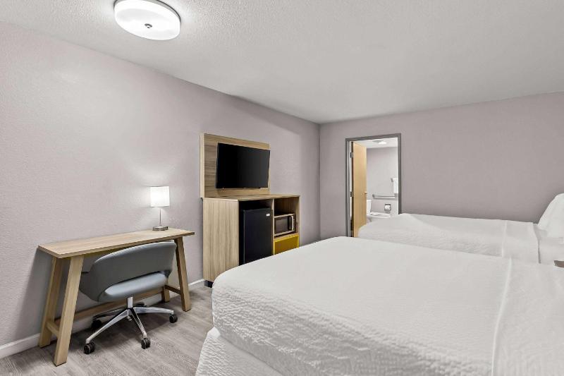 Queen Room with Two Queen Beds - Disability Access- Non-Smoking image 4