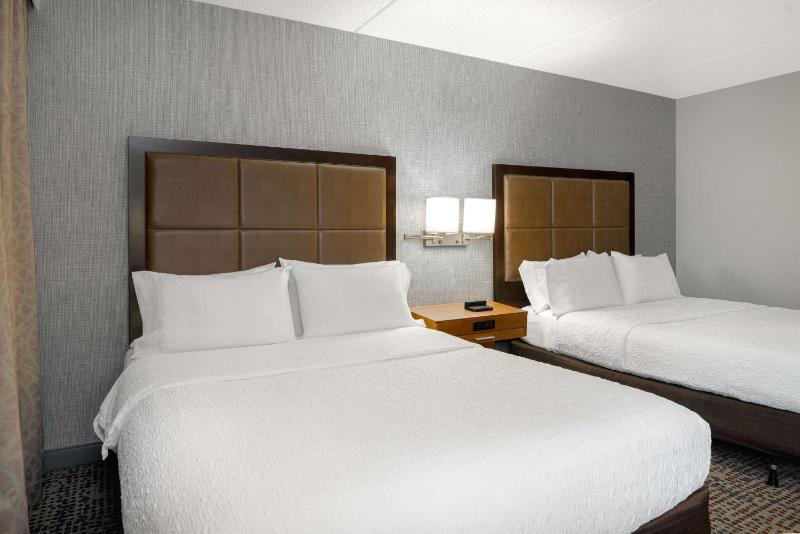 Double Room with Two Queen Beds and Bath Tub - Mobility Access image 4