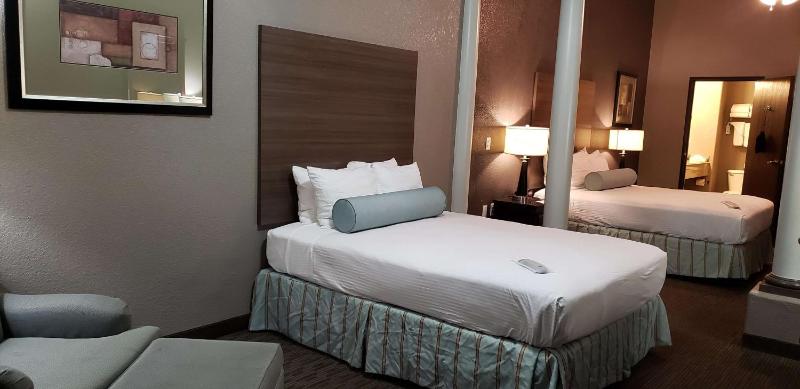 Queen Suite with Two Queen Beds and Roll-In Shower - Disability Access image 4