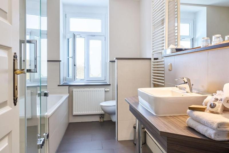Junior Suite - Land Side image 3