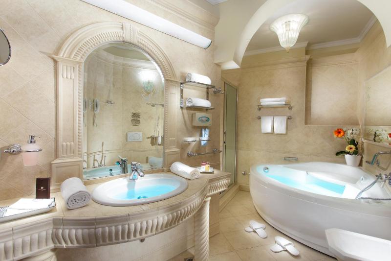 Suite with Sea View image 3