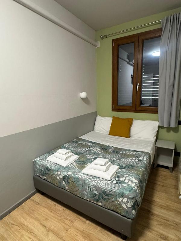 Economy Queen Room image 1