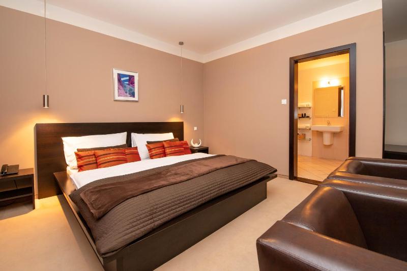 Aston Hotel - image 1