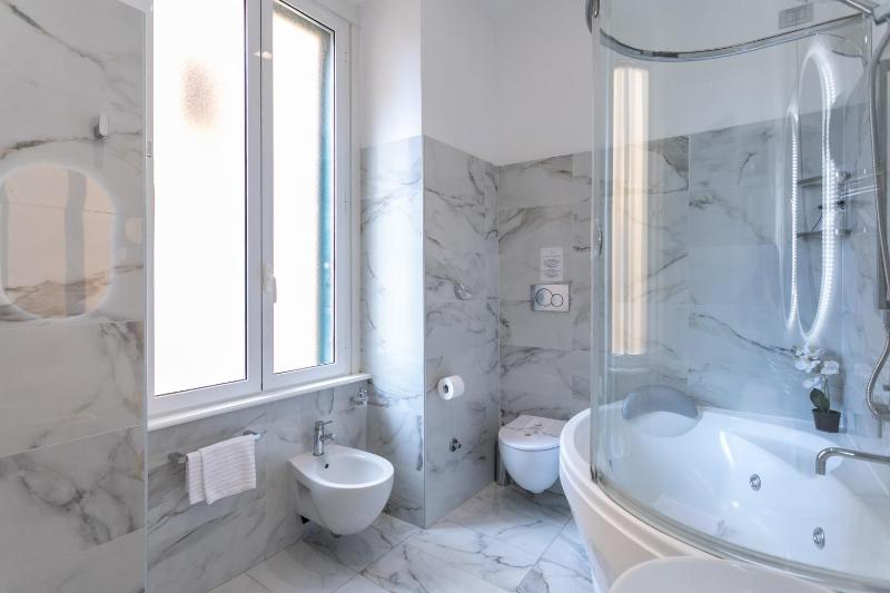 Deluxe Suite with Spa Bath image 3