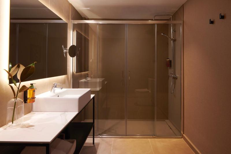 Double or Twin Room image 4