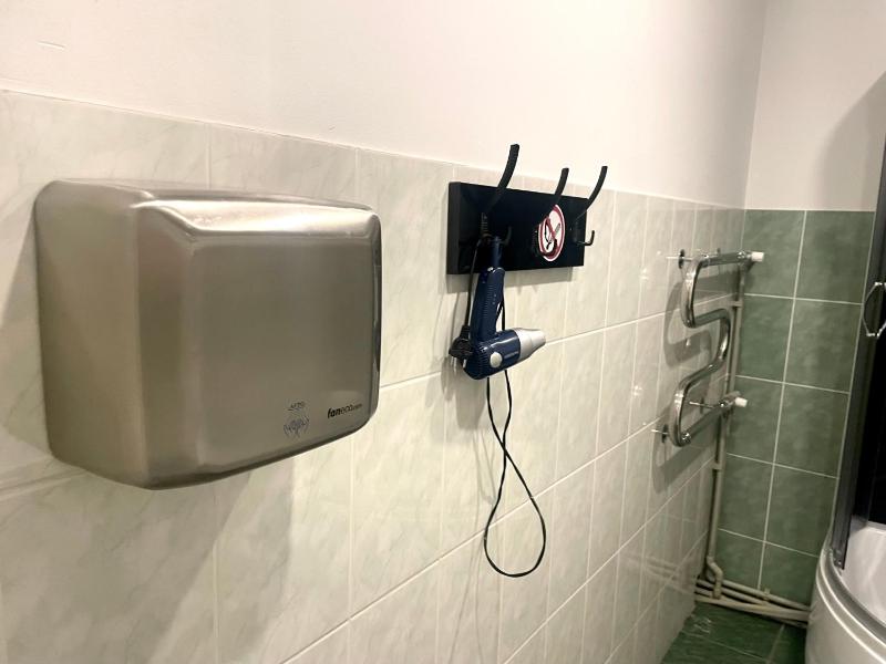 Single Room with Shared Shower and Toilet image 4