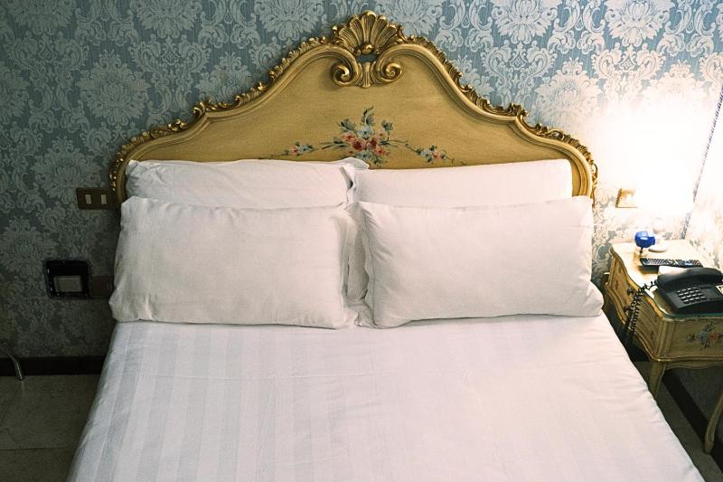 Small Double Room image 4
