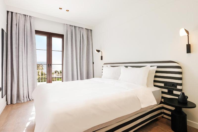 Deluxe Double Room with Sea View image 1