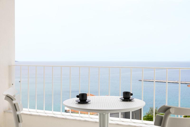 Deluxe Double Room with Sea View image 2