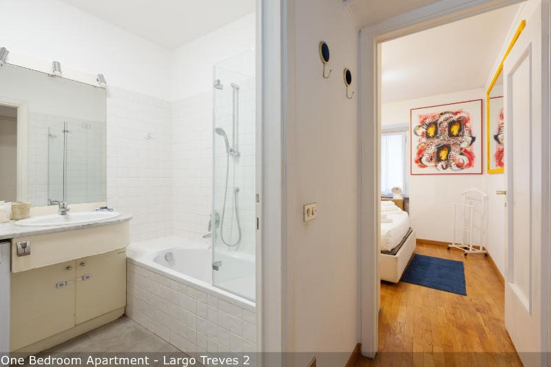 One-Bedroom Apartment - Largo Treves 2 image 3