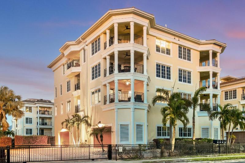 An Upscale Villa in the heart of Siesta Key on Beach Road - image 1