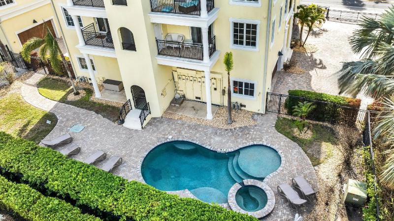 An Upscale Villa in the heart of Siesta Key on Beach Road - image 8
