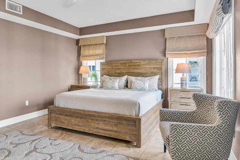 An Upscale Villa in the heart of Siesta Key on Beach Road - image 11