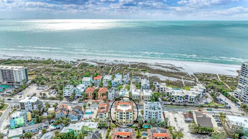 An Upscale Villa in the heart of Siesta Key on Beach Road - image 5
