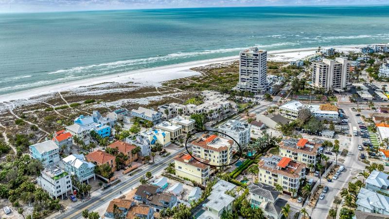 An Upscale Villa in the heart of Siesta Key on Beach Road - image 18