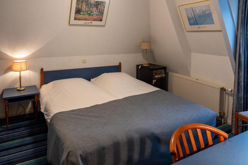 Small Twin Room image 3