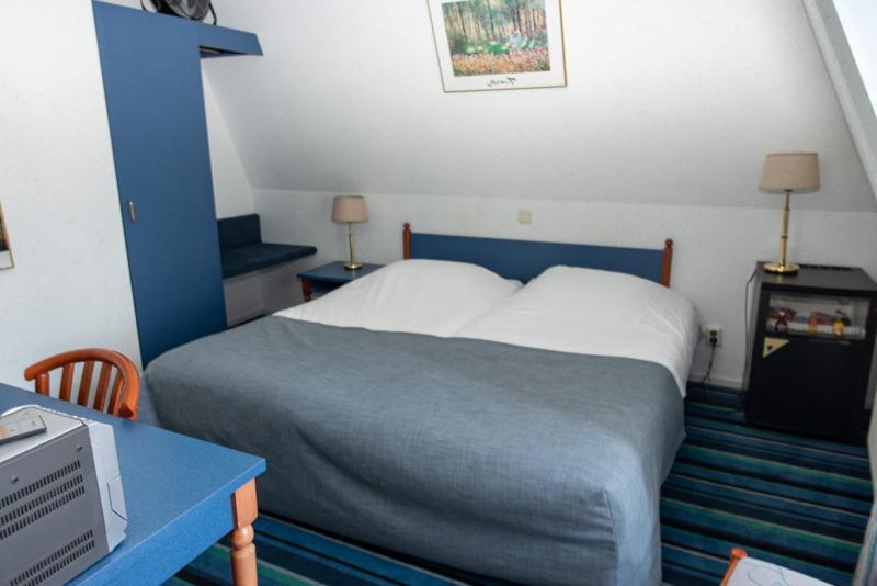 Small Twin Room image 2
