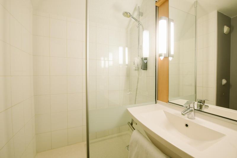 Twin Room with City View image 2