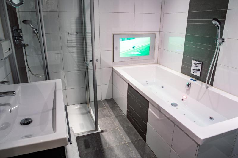 Junior Suite with Harbour View image 3