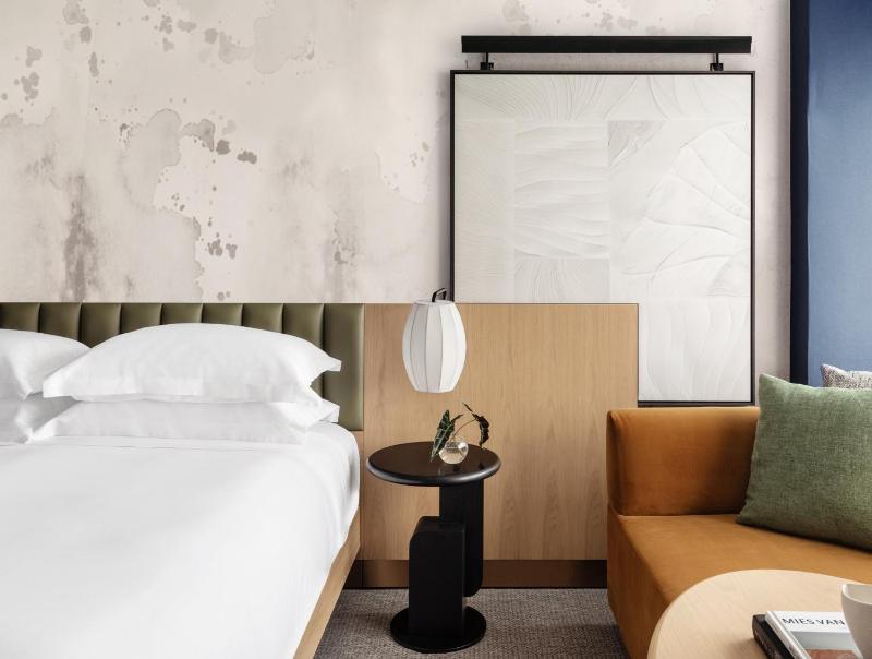 Premium King Room - High Floor image 3