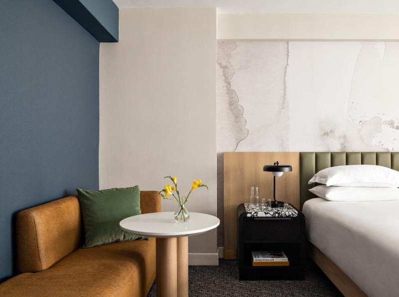 Premium Corner King Room image 3