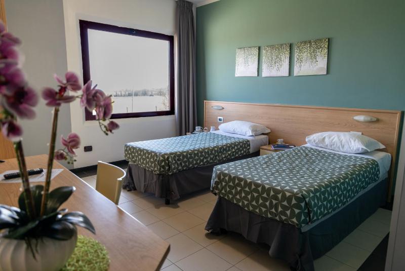 Twin Room image 2
