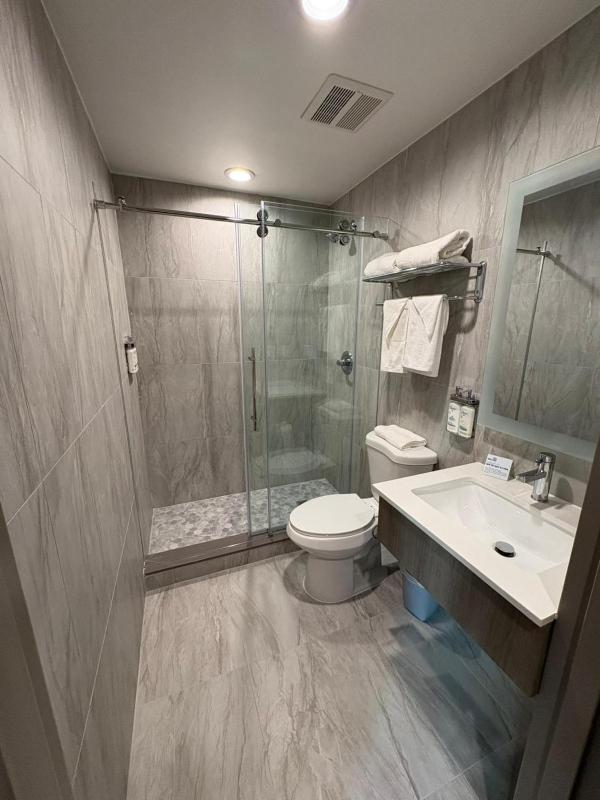 Standard King Room image 4