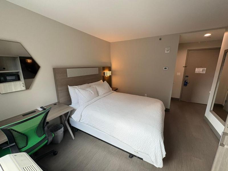 Standard Queen Room image 1