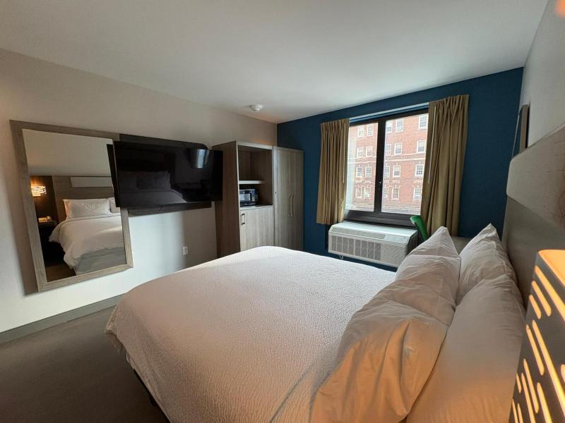 Standard King Room image 1