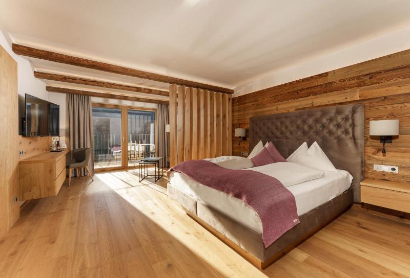 Junior Suite with Balcony image 1