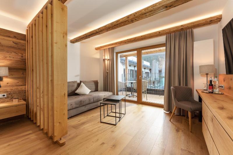 Junior Suite with Balcony image 4