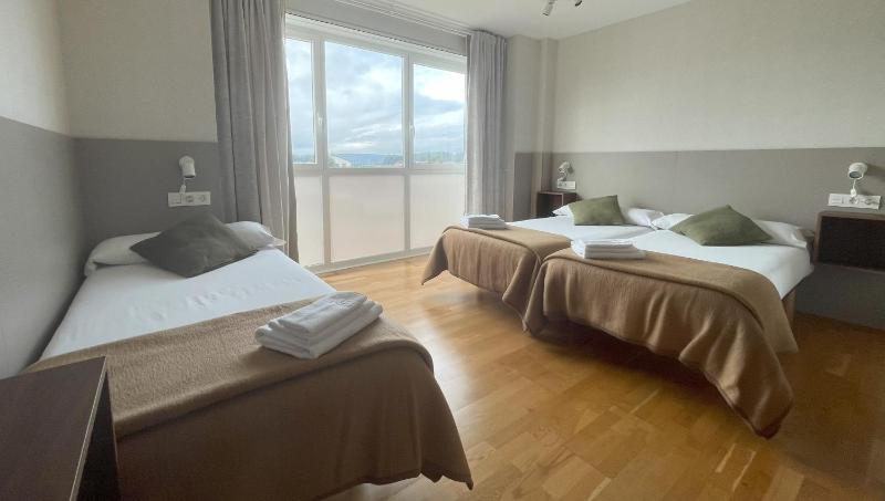 Triple Room with Shared Bathroom image 3