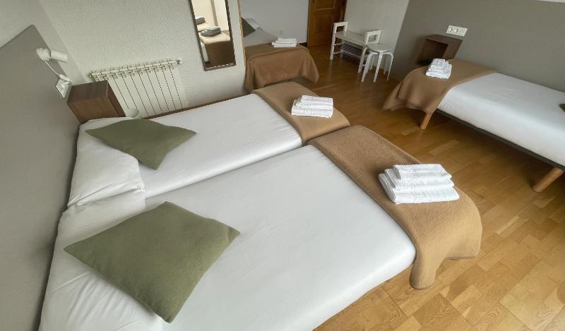 Triple Room with Shared Bathroom image 4