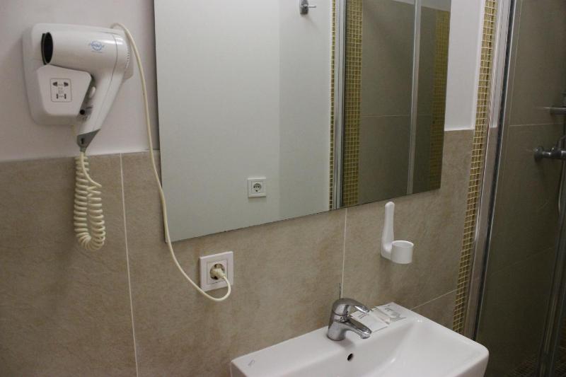 Budget Double Room without Window image 3