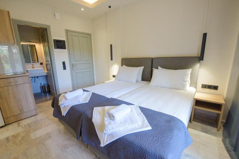 Double Room image 3