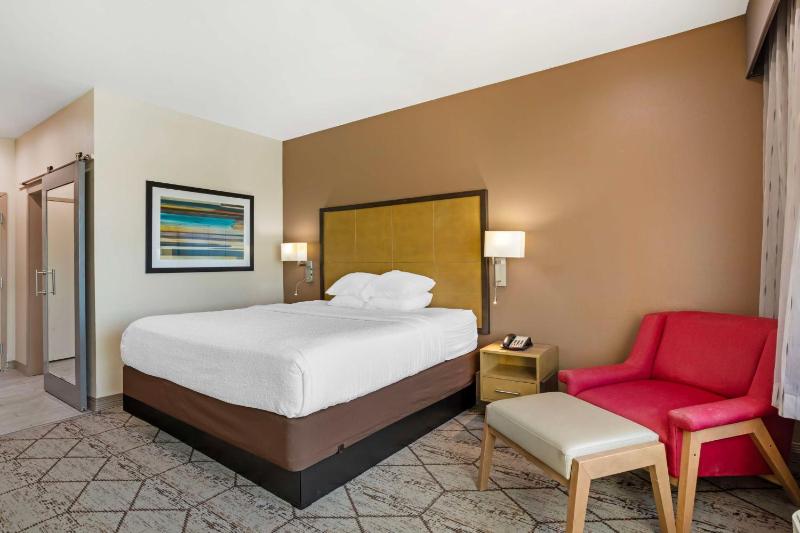 King Suite with Balcony and Sofa Bed image 4